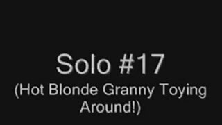 Blondinka s kratkimi lasmi je sama doma