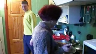 Puckasto dekle drsi rit na trd kurac