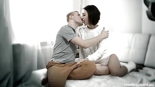 Zagorela rjavolaska je super vroča in ima rad seks