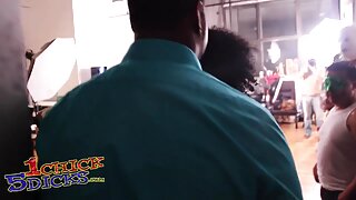 Najstnica prejme polna usta mlečne sperme