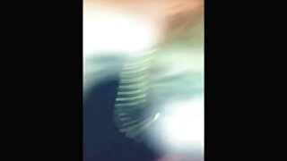 Navihana babe se namaže z oljem in se igra s tičem