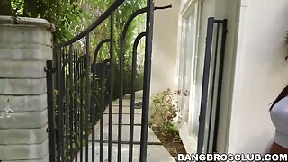 Curvy dekle pokaže svoje fantastične naravne joške