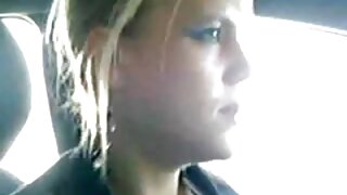 Mlado dekle sesa velikega tiča