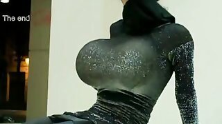 Babe z majhnimi joški in seksom na stolu