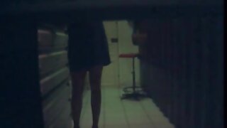 Lepa blondinka z velikimi joški skače na tiča