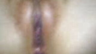 Seks stoji s punco pred kamero