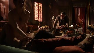 Chubby rjavolaska drsenje gor in dol po tiča