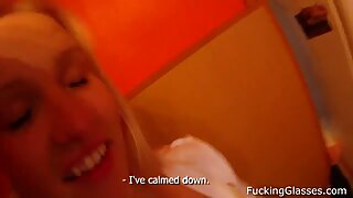 Navihana visoka punca se zabava s svojim moškim