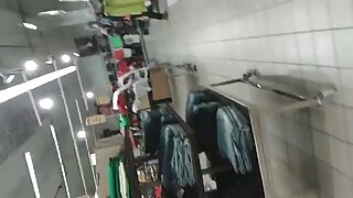 Očarljiva rjavolaska sesa tiča, dokler ne sperem