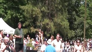 Kremasto najstniško dekle se vrta s pasjem