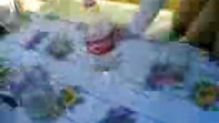 Luštka z naravnimi joški skače na tiča