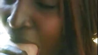 Rdečelaska hottie obleče nogavice in draži