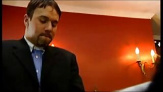 Lepa punčka pozira samo za nas