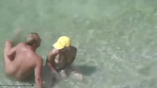 Prsata vroča rjavolaska ima analni seks