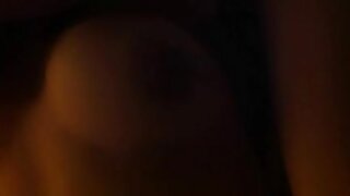 MILF z velikimi joški liže jajca in sesa tiča