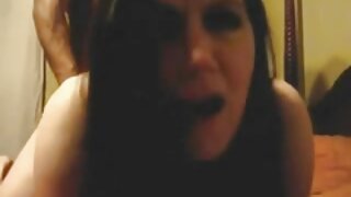 Vesela blondinka faha in dobi spermo v usta