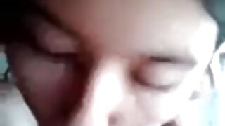 Blondinka v nogavicah liže jajca in sesa velikega tiča