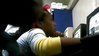 Babe s spodnjim perilom jaha tiča in daje blowjob