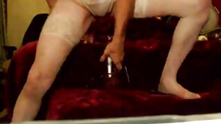 Babe s čudovitimi ustnicami in v ribji mreži sesajo tiča