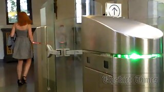 Rožnati dildo je v rožnati muci