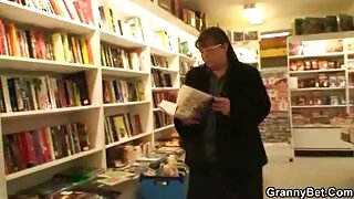 Tesno pobarvana piščanca se napolni v hotelski sobi