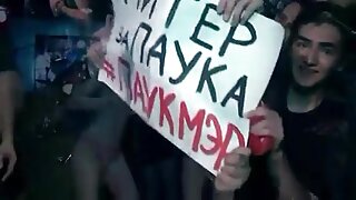 Analni seks v kuhinji