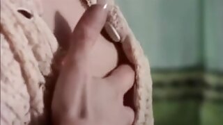 Zelo velik dildo za njeno grdo pizo