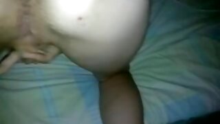 Nemška piščanec pesti svoj ugriz za svoje oboževalce spletne kamere