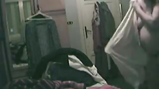 Lepa blondinka nabode svojo gladko piko na tiča