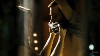 Tako lepa azijska milf žena se zabava pred svojo spletno kamero, ko je mož v pisarni