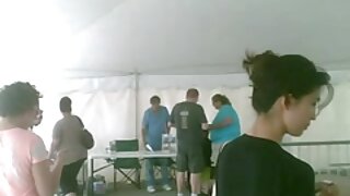 Moški handjob pred kamero, nato pa cum dekle na obraz