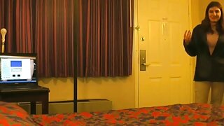 Slutty babe širi svoje noge