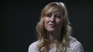 Najstnica z ljubkimi joški se boža z vibratorjem