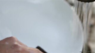 Temnolaska babe z masivnimi sončnimi očali sesa