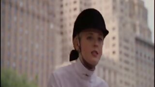 Simpatična azijska piščanka se igra z lepo igračo