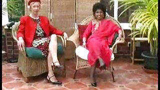 Vroča babe piha črnega tiča v pisarni