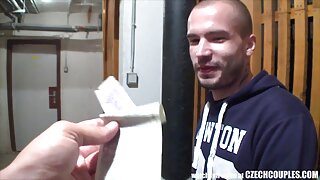 Dekle piha na prostem in dobi spermo v usta