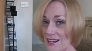 Mlado dekle naredi globoko pihanje in dobi spermo v usta