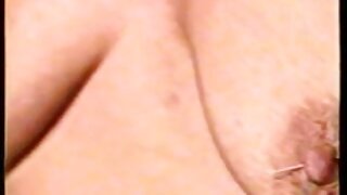 Najstnica sesa tiča in liže analno