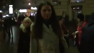 MILF z velikimi joški jaha tiča in daje blowjob