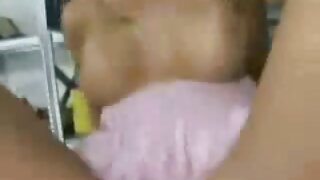 Petite blondinka sesa tiča na enojni postelji