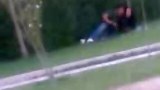 Najstnice, ki sesajo joške in se dražijo na spletni kameri