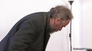 Slastna solo punčka s spletno kamero je gola