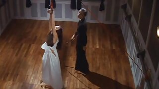 Osupljiva punčka s svojimi mehkimi rokami