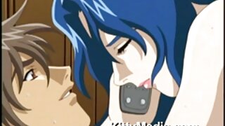 Očarljiva najstniška rjavolaska si napolni rane z igračami