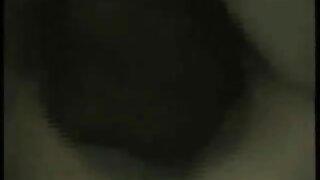 Šarmantna rjavolaska sesa velikega tiča in se zajebe