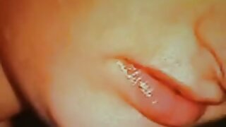 Dva tetovirana modela spletne kamere obožujeta njegov tiča