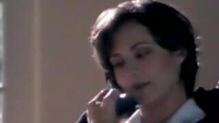 Dve vroči dekleti prekletata nekega moškega