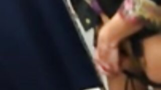 Ljubka Azijka sesa tiča na stranišču in dobi spermo na obraz