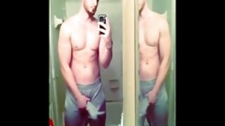 Puckasta kurba, posneta med sesanjem tiča v bližnjem posnetku